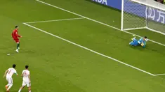 Kiper Iran, Ali Beiranvand (kanan) berhasil mengamankan bola sepakan penalti Cristiano Ronaldo pada laga grup B Piala Dunia 2018 di Mordovia Arena, Saransk, Rusia, (25/6/2018). Portugal dan Iran bermain imbang 1-1. (AP/Darko Bandic)