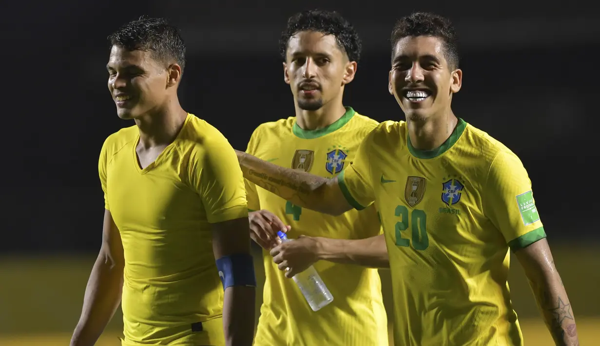 Pemain Brasil, Roberto Firmino, Thiago Silva dan Marquinhos, merayakan kemenangan atas Venezuela pada laga lanjutan kualifikasi Piala Dunia 2022 zona CONMEBOL di Stadion Morumbi, Sabtu (14/11/2020) pagi WIB. Brasil menang 1-0 atas Venezuela. (AFP/Nelson Almeida/pool)