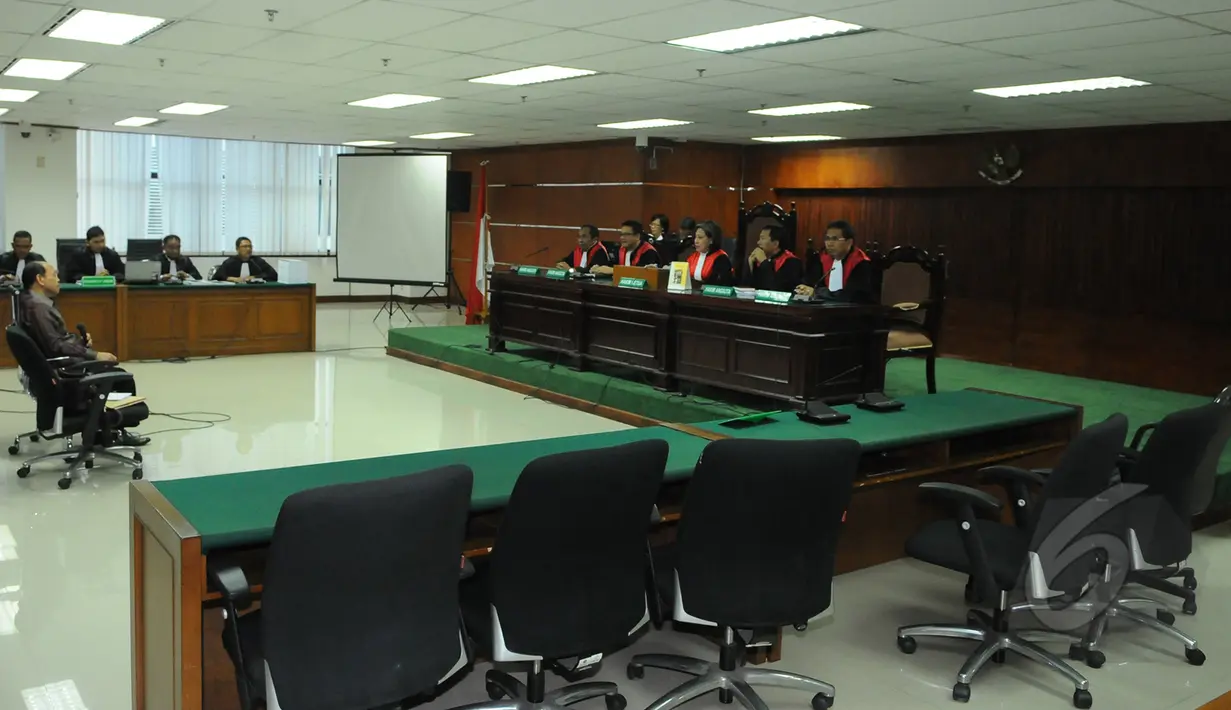 Mantan Ketua Komisi VII DPR RI Sutan Bhatoegana, menjalani sidang perdana di Pengadilan Tipikor, Jakarta, Senin (6/4/2015). Sutan, tersangka kasus dugaan penerimaan hadiah terkait penetapan APBN-P Kementerian ESDM di DPR RI. (Liputan6.com/Herman Zakharia)