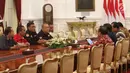 Perwakilan ojek online berdialog dengan Presiden Joko Widodo atau Jokowi di Istana Merdeka, Jakarta, Selasa (27/3). Sebelumnya, para pengemudi ojek online melakukan aksi di depan Istana Merdeka. (Liputan6.com/Angga Yuniar)