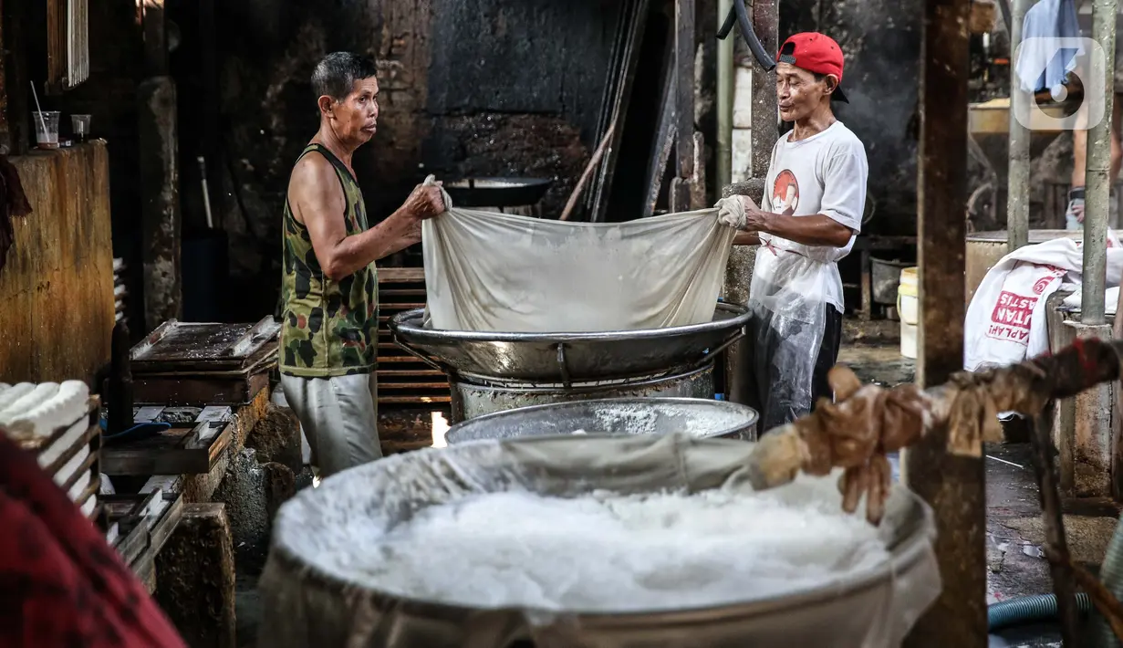 Pekerja beraktivitas di industri pembuatan tahu di Duren Tiga, Jakarta, Senin (3/8/2020). Pemerintah kembali meluncurkan program baru untuk membantu UMKM dalam melewati masa pandemi Covid-19, yaitu bantuan uang tunai dan kredit bunga rendah yang akan saling terintegrasi. (Liputan6.com/Faizal Fanani)