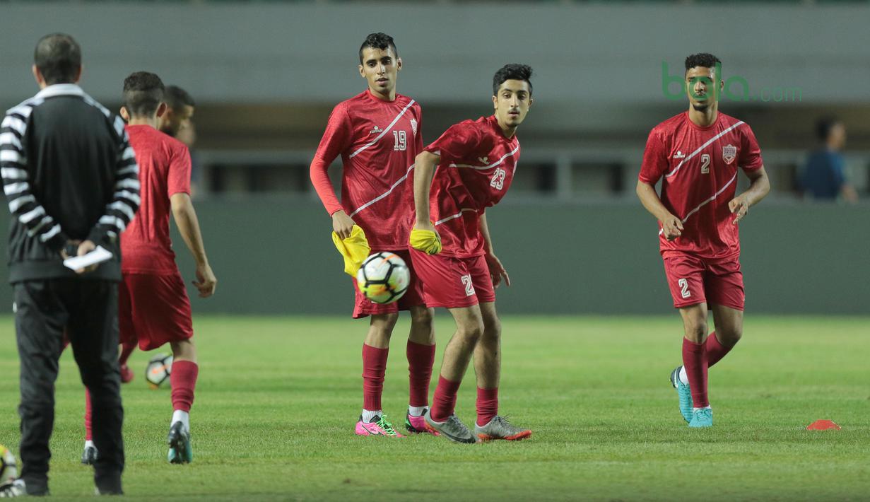 Para pemain Bahrain saat berlatih dalam pengawasan pelatih di Stadion Pakansari, Bogor, (26/4/2018). Bahrain tampil dengan pemain muda pada PSSI Anniversarry Cup 2018 . (Bola.com/Nick Hanoatubun)