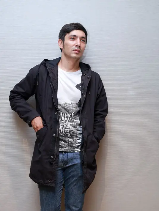 Mau tak mau, Abimana harus melakoni sendiri adegan berbahaya itu karena pemeran penggantinya mengalami cedera saat memberi contoh beradegan melompat dari lantai tiga. (Galih W. Satria/Bintang.com)