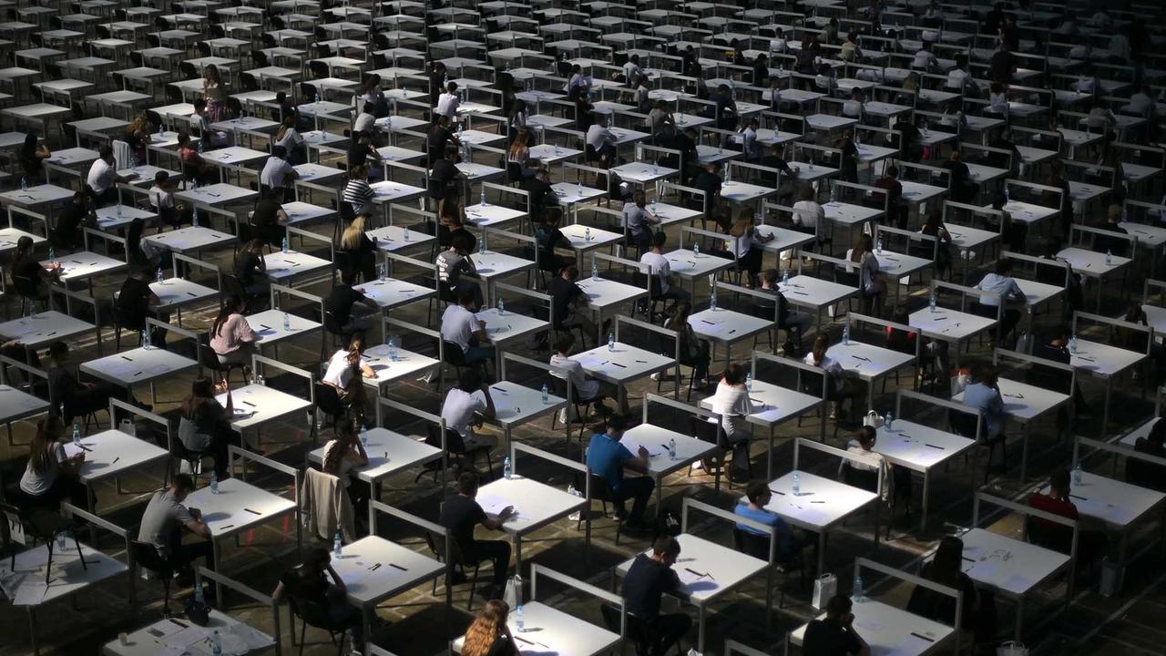 FOTO: Gelombang Panas Ekstrem Iringi Ujian Masuk Universitas di Serbia