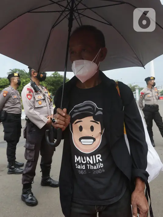 Aktivis dan keluarga serta korban pelanggaran HAM masa lalu melakukan Aksi Kamisan di depan Istana Negara, Kamis (25/11/2021). Sejak 18 Januari 2007, para korban dan keluarga menuntut tanggung jawab negara dalam menuntaskan kasus pelanggaran HAM di Indonesiaa. (Liputan6.com/Helmi Fithriansyah)