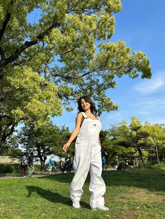 Jennifer Coppen berpose dengan denim jumpsuit berwarna putih. Siluet oversized membuat tubuhnya terlihat mungil di balik jumpsuit ini, walaupun baby bumpsnya masih sedikit terlihat. Foto: Instagram.