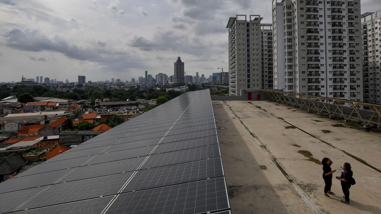 FOTO: Pemprov Jakarta Dorong Penggunaan PLTS Atap untuk Mitigasi Perubahan Iklim