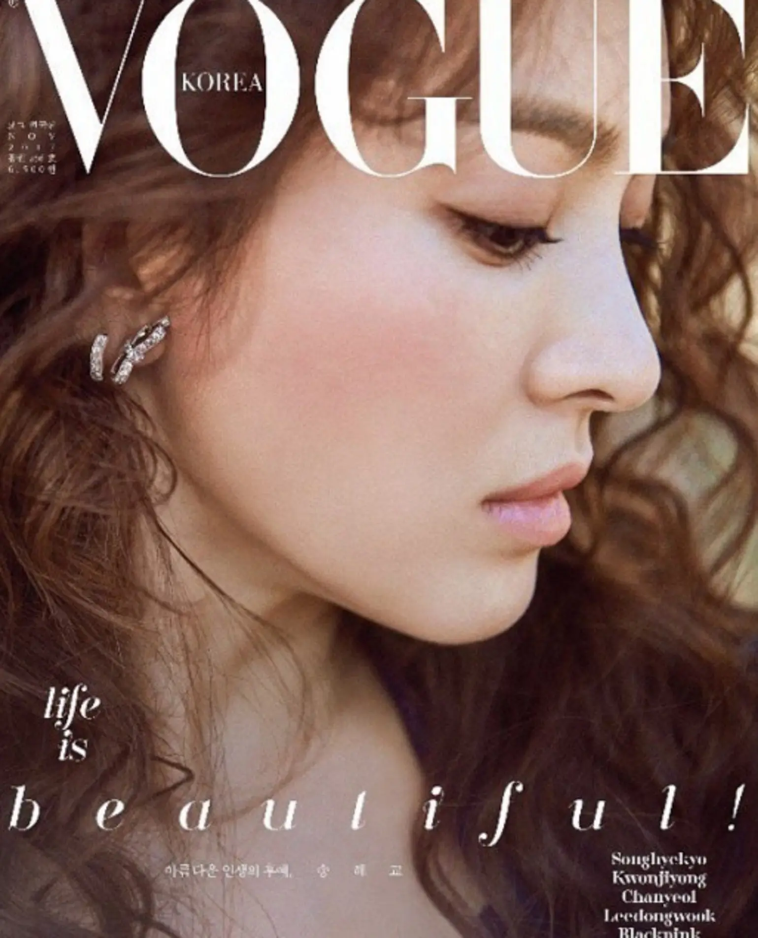 	Song Hye Kyo tampak cantik saat menjadi model di majalah fashion
