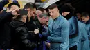 Gelandang Ross Barkley menandatangani jersey  Chelsea kepada penggemar selama sesi pelatihan di NSC Olympiyskiy, Kiev, Ukraina (13/3). Chelsea akan bertanding melawan Dynamo Kiev pada leg kedua babak 16 besar Liga Europa. (Reuters/Valentyn Ogirenko)