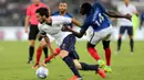 Bek Italia, Davide Astori, berusaha melewati gelandang Prancis, Blaise Matuidi. Pada laga ini Italia menggunakan formasi 3-5-2, sementara Prancis menggunakan skema 4-3-3. (EPA/Tony Vece)