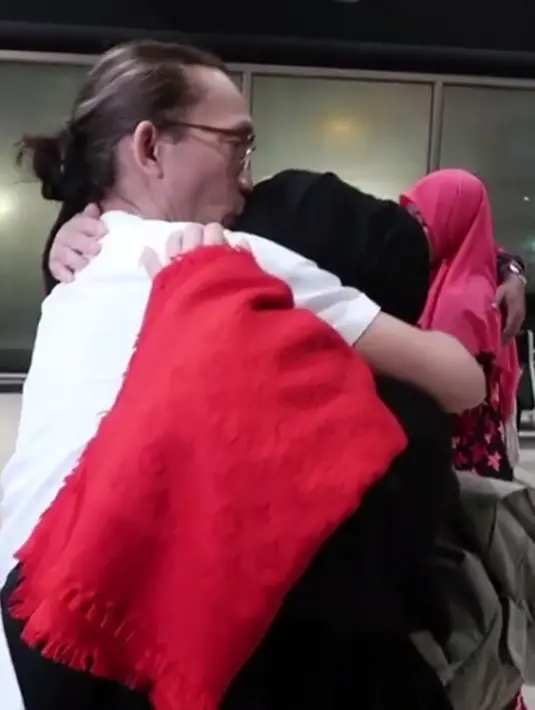 Air mata tak kuasa ditahan Melly ketika memeluk erat Anto Hoed, suaminya, dan kedua anaknya, Anakku Lelaki Hoed  dan Lelaki Bernama Hoed.  (Instagram/melly_goeslaw)