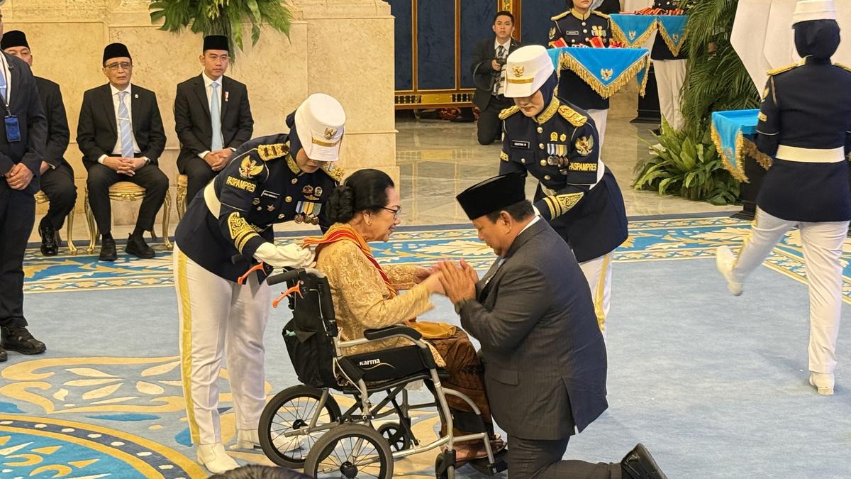 Prabowo Berlutut, Sematkan Tanda Kehormatan ke Adik Tien Soeharto