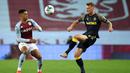 Gelandang Aston Villa, Jacob Ramsey, berebut bola dengan bek Stoke City, Josh Tymon, pada laga Piala Liga Inggris di Stoke City, Jumat (2/10/2020) dini hari WIB. Aston Villa kalah 0-1 atas Stoke City. (AFP/Peter Powell/pool)