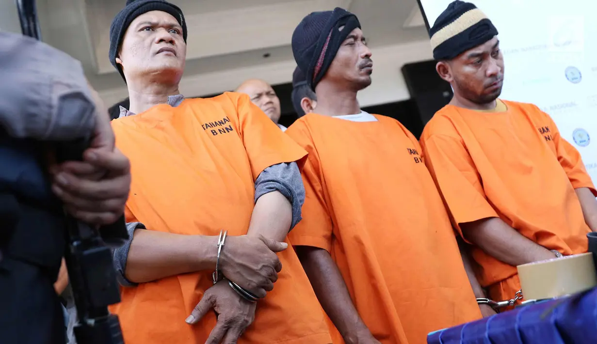 Tersangka dihadirkan di Gedung BNN, Jakarta, Kamis (29/3). Selama Maret 2018, BNN berhasil mengungkap tiga kasus penyelundupan narkotika jaringan internasional dengan barang bukti 32 kg sabu dan 30.151 butir pil ekstasi. (Liputan6.com/Immanuel Antonius)