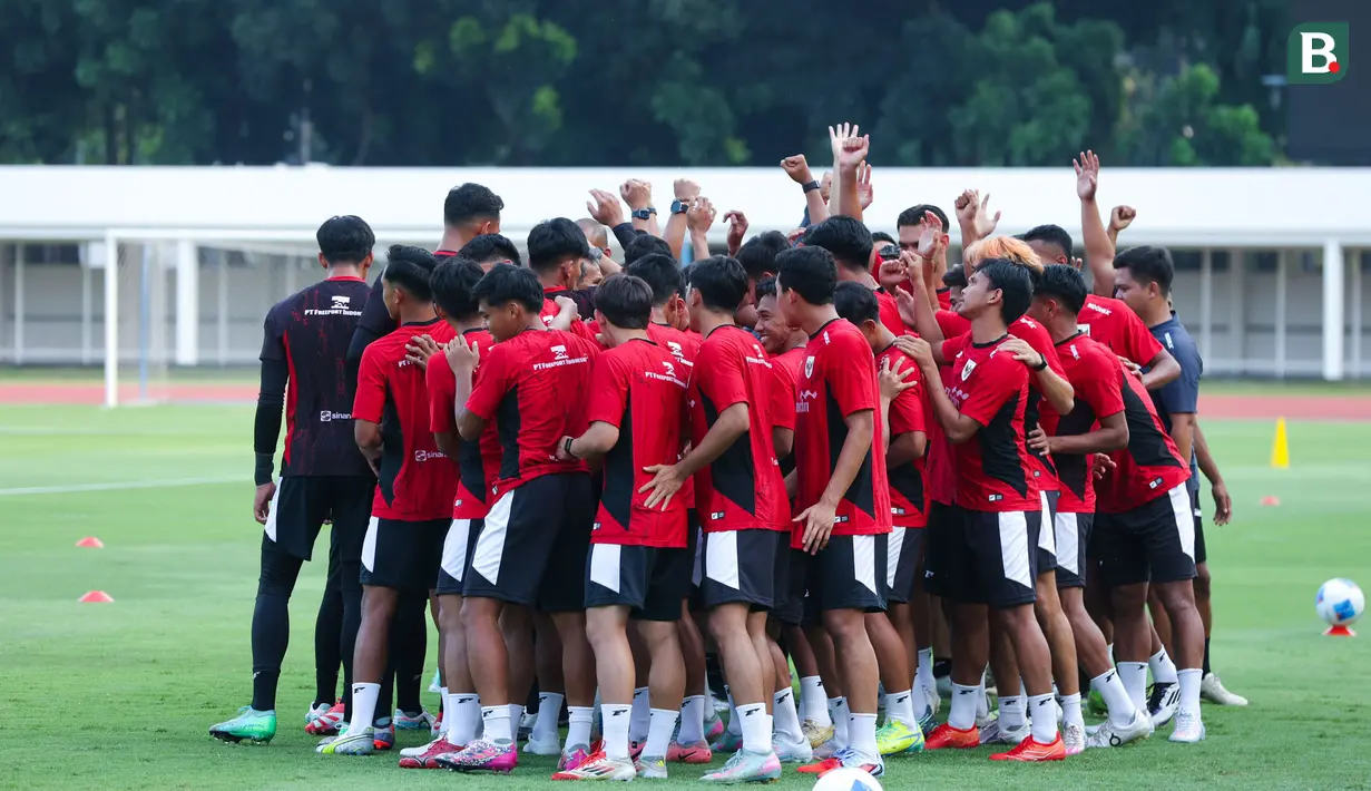 Sebanyak 27 dari 34 pemain mengikuti latihan perdana Timnas Indonesia U-22 jelang SEA Games 2025 di Stadion Madya Gelora Bung Karno (GBK), Jakarta, Jumat (3/10/2025) sore WIB. (Bola.com/M Iqbal Ichsan)
