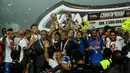 Luapan ekspresi kemenangan Persib Bandung di podium juara Indonesia Super League 2014 di Stadion Gelora Sriwijaya, Palembang, (7/11/2014). (Liputan6.com/Helmi Fithriansyah)