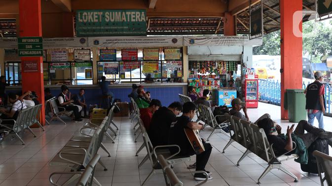 Suasana ruang tunggu keberangkatan di area Terminal Kampung Rambutan Jakarta, Senin (30/3/2020). Pemerintah sedang menyiapkan peraturan terkait mudik lebaran 2020 untuk mengurangi mobilitas penduduk dalam upaya pencegahan penyebaran virus Corona COVID-19. (Liputan6.com/Helmi Fithriansyah)