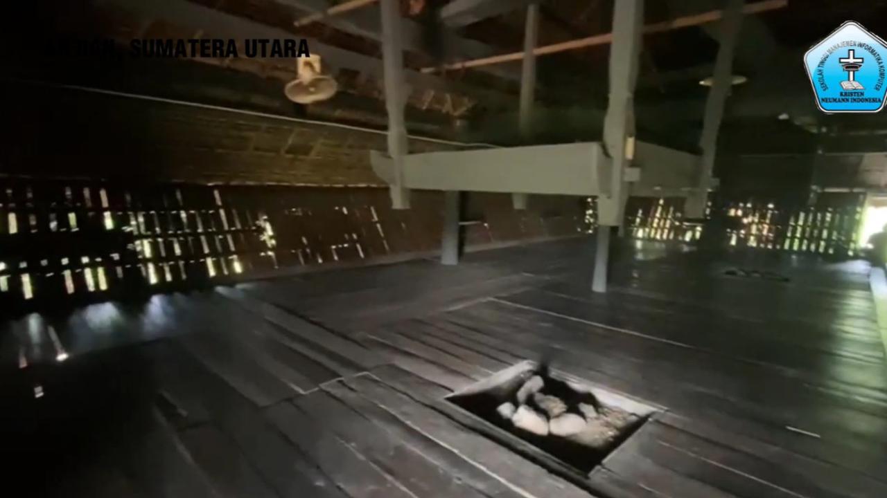 Dikenal sebagai rumah delapan ruangan