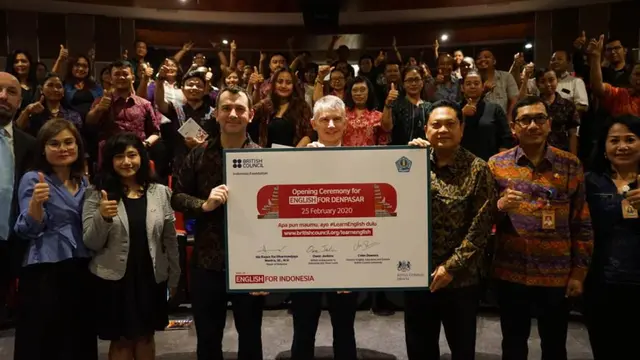 Walikota Denpasar IB Rai Dharmawijaya Mantra bersama Duta Besar Inggris untuk Indonesia dan Timor Leste  Owen Jenkins dan  Deputi Direktur British Council Indonesia Colm Downes