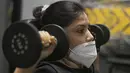 Seorang wanita India berolahraga di gym yang dibuka kembali setelah lockdown di Gauhati, India, Rabu, (5/8/2020). India memiliki jumlah virus coronavirus tertinggi ketiga di dunia setelah Amerika Serikat dan Brasil. (AP Photo/Anupam Nath)