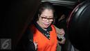 Anggota DPR F-Hanura Dewie Yasin Limpo memasuki mobil tahanan usai pemeriksaan di KPK, Jakarta, Kamis (22/10) dini hari. Dewie resmi ditahan terkait kasus dugaan suap proyek Pembangkit Listrik Tenaga Mikrohidro (PLTMH) Papua. (Liputan6.com/Angga Yuniar)