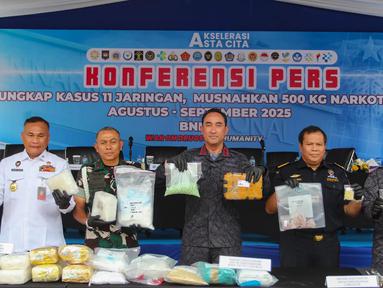 Kepala Badan Narkotika Nasional (BNN) Republik Indonesia, Komjen Suyudi Ario Seto (tengah) menunjukkan barang bukti narkoba saat jumpa pers di Kantor BNN, Cawang, Jakarta, Senin (15/9/2025). (merdeka.com/Arie Basuki)