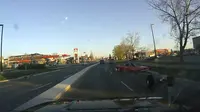 Niat Ngebut, Roda Belakang Dodge Ini Malah Copot