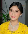 Tampil dalam balutan kebaya kuning cerah, Erina menghadirkan interpretasi modern dari busana tradisional yang sarat makna, sekaligus mencerminkan semangat perempuan Indonesia yang anggun dan berdaya. [@erinagudono].