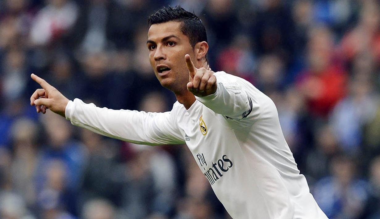 Bintang Real Madrid, Cristiano Ronaldo, merayakan gol yang dicetaknya ke gawang Deportivo pada laga La Liga Spanyol di Stadion Riazor, Spanyol, Sabtu (14/5/2016). Madrid menang 2-0 atas Deportivo. (AFP/Miguel Riopa)