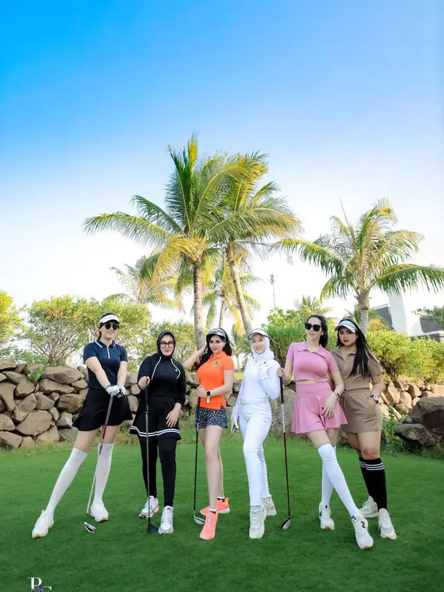 Novi Rizki arisan di lapangan golf