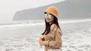 Tasya Rosmala berpose kece dengan setelan outfit dengan warna senada dan tambahan kaca mata saat berada di Pantai Grajakan,Banyuwangi. (Liputan6.com/IG/@tasya_ratu_gopo)