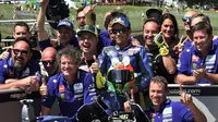 Pembalap Movistar Yamaha, Valentino Rossi merayakan kesuksesan meraih pole position MotoGP Italia 2018 bersama rekan-rekannya. (TIZIANA FABI / AFP)