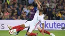 Striker Barcelona, Luis Suarez, berusaha melewati pemain Sevilla pada laga La Liga Spanyol di Stadion Camp Nou, Barcelona, Sabtu (20/10). Barcelona menang 4-2 atas Sevilla. (AFP/Lluis Gene)