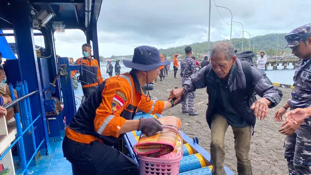 Satuan Tugas (Satgas) Patroli Laut BC60002 milik Pangkalan Sarana Operasi (PSO) Bea Cukai saat mengevakkuasi korban terdampak letusan Gunung Ruang, di Kabupaten Sitaro, Sulawesi Utara, pada Kamis 2 Mei 2024.