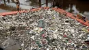 Pekerja kebersihan membersihkan sampah di Sungai Kanal Banjir Barat, Jakarta, Senin (14/11). Hujan yang terjadi di hulu Banjir Kanal Barat mengakibatkan meningkatnya debit air yang disertai sampah. (Liputan6.com/Johan Tallo)