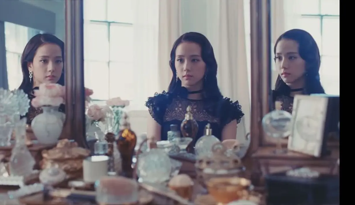 Maria Grazia Chiuri sendiri ingin mewujudkan esensi flamenco lewat koleksi ini. Terlihat dari penampilan Jisoo BLACKPINK dalam MVnya ini, yang memang bak penari flamenco. Foto: Document/Dior.