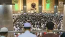 Ribuan umat muslim melaksanakan salat tarawih pertama Ramadan 1440 H di Masjid Istiqlal, Jakarta, Minggu (5/5/2019). Salat tarawih dilaksanakan setelah pemerintah melalui Menteri Agama menetapkan awal Ramadan jatuh pada Senin 6 Mei 2019 usai sidang isbat (LIputan6.com/Helmi Fithriansyah)