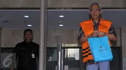 Kepala Pusat SDM Direktorat Hubla Djoko Pranomo usai menjalani pemeriksaan sebagai tersangka dalam kasus dugaan korupsi Balai Pendidikan dan Pelatihan Ilmu Pelayaran Sorong tahap III, Jakarta, Rabu (2/3/2016). (Liputan6.com/Helmi Afandi)