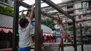 Anak-anak bermain di Ruang Publik Terbuka Ramah Anak (RPTRA) Rusun Petamburan, Jakarta, Selasa (9/10). Anggaran pembangunan RPTRA yang semula Rp 1,2 miliar kini dipangkas menjadi Rp1 miliar. (Liputan6.com/Faizal Fanani)