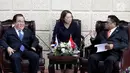 Ketua DPD Oesman Sapta Odang (kanan) berbincang dengan Ketua Parlemen Korea Selatan Moon Hee-sang (kiri) di Senayan, Jakarta, Jumat (14/9). Moon merupakan Ketua Parlemen Korea Selatan yang baru terpilih. (Liputan6.com/JohanTallo)