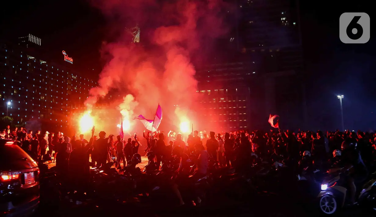 Para suporter turut merayakan akhir manis dari penantian panjang selama 32 tahun. Liputan6.com/Herman Zakharia)