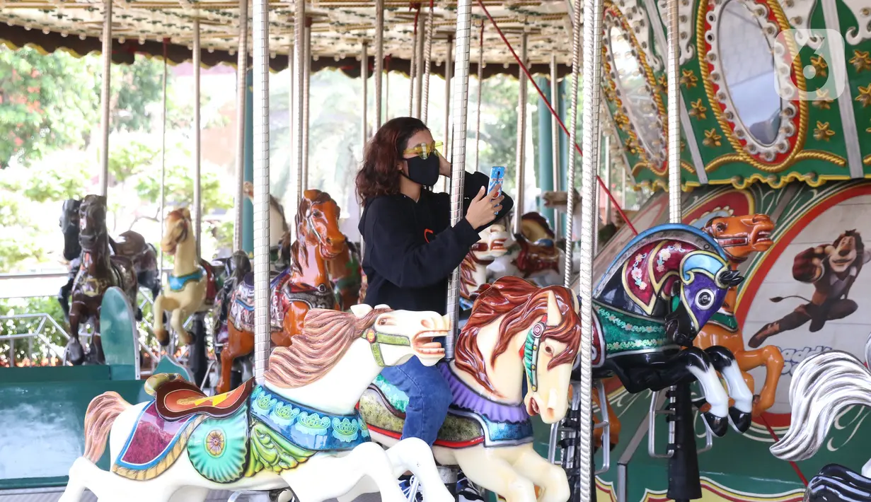 Pengunjung mencoba wahana permainan saat berwisata di Dufan, Ancol, Jakarta, Sabtu (20/6/2020). Setelah ditutup selama dua bulan akibat pandemi COVID-19, kawasan rekreasi Taman Impian Jaya Ancol kembali dibuka. (Liputan6.com/Angga Yuniar)
