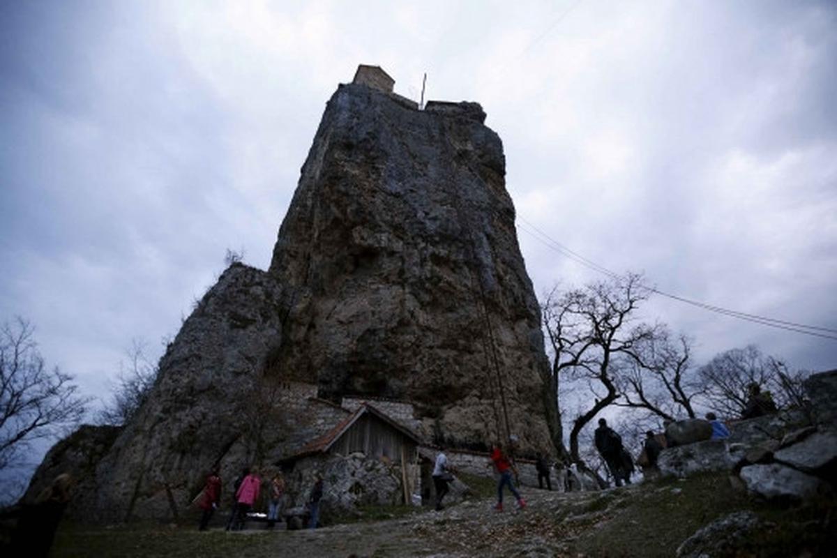 Unik, gereja kuno ini berada di puncak batu raksasa