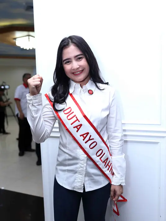 Salah satu artis yang suka selfie adalah Prilly Latuconsina. Artis 20 tahun itu lebih suka selfie diberbagai kesempatan. Bahkan menurutnya, ia lebih memilih selfie dibanding difoto teman atau fotografer sekaligus. (Nurwahyunan/Bintang.com)