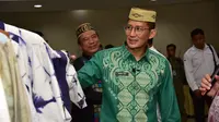 Menparekraf RI Sandiaga Salahuddin Uno saat meninjau UMKM yang turut hadir pada kegiatan peluncuran KEN (Kharisma Event Nusantara) dan Calender of Event Gorontalo Foto: Fadil (Arfandi Ibrahim/Liputan6.com)