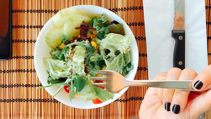 ilustrasi makan sayuran/Photo by Oleg Magni from Pexels