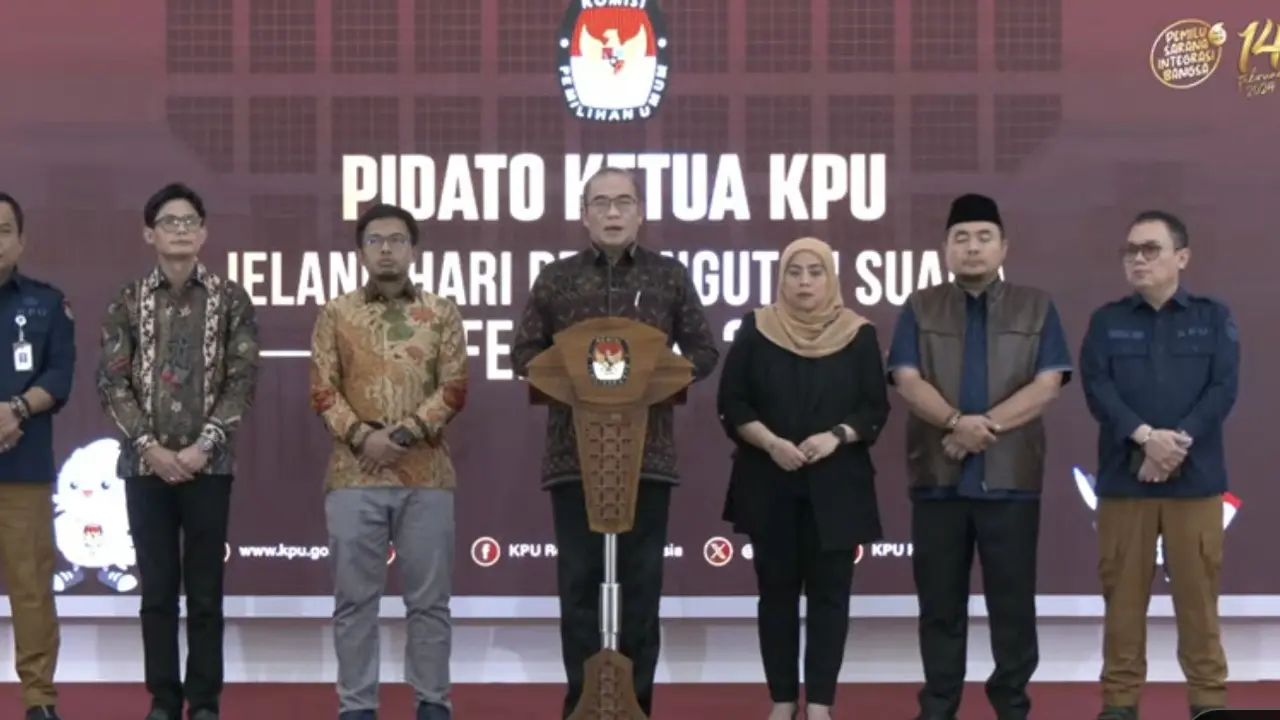 Ketua KPU Hasyim Asyari dan seluruh jajaran komisioner di Kantor KPU RI, Jalan Imam Bonjol, Jakarta Pusat, Selasa (13/2/2024). (Liputan6.com/Muhammad Radityo Priyasmoro)