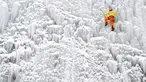 Seorang pria memanjat dinding es buatan di kota Liberec, Republik Ceko, Minggu (27/1). Meski buatan, tidak sembarang orang bisa menaklukkan tebing es tersebut. (AP Photo/Petr David Josek)