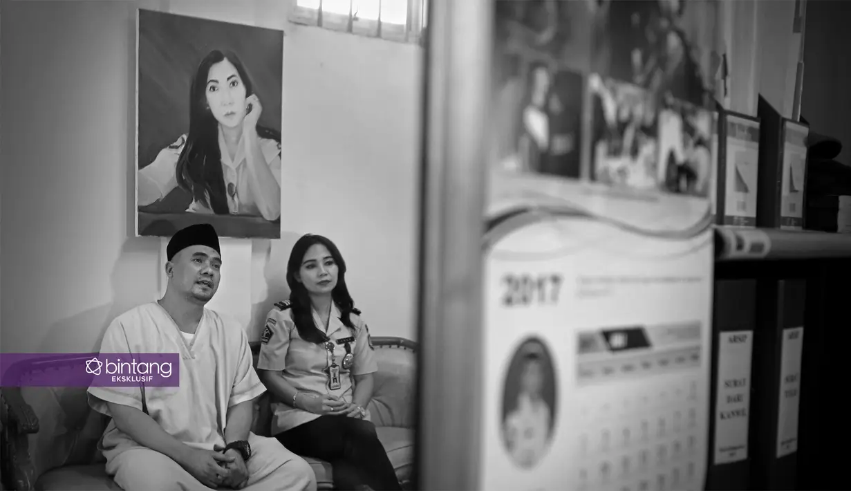 Foto-foto dan wawancara eksklusif Bintang.com di Lembaga Pemasyarakatan (Lapas) Cipinang. Saipul Jamil bersama Ibu Triana Agustin, AMD.IP, SH, MH, Kepala Seksi Bimkemas Lapas Cipinang. Foto: Bambang E Ros, DI: Muhammad Iqbal Nurfajri.