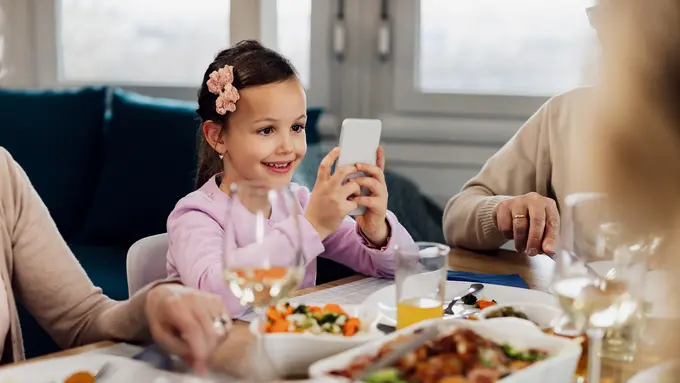 distraksi saat makan